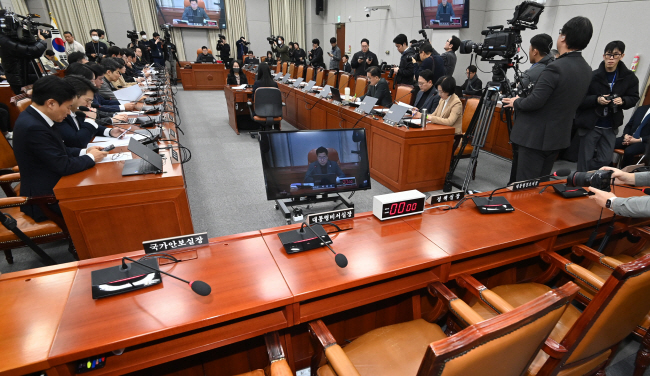 국회에서 8일 오전 열린 운영위원회의 ‘비상계엄 현안 질의’ 전체회의가 정진석 대통령 비서실장과 신원식 국가안보실장, 박종준 대통령 경호처장 등 대통령실 참모 전원(22명)이 불참한 가운데 진행되고 있다. 박윤슬 기자