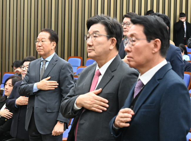 국민의힘 권영세(왼쪽) 비상대책위원장과 권성동(가운데) 원내대표가 8일 오전 국회에서 열린 의원총회에서 국민의례를 하고 있다. 박윤슬 기자
