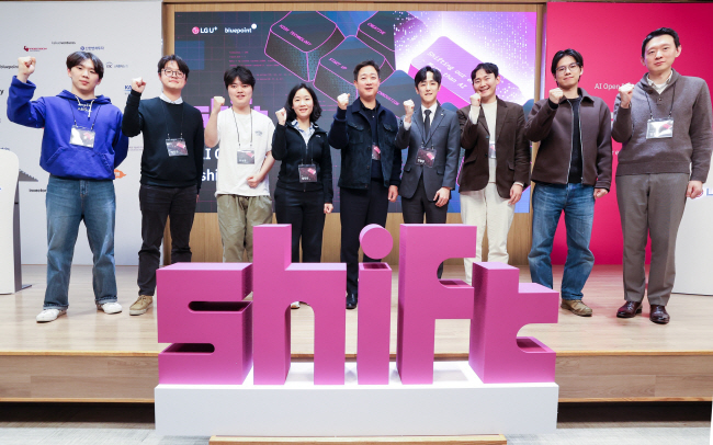지난달 서울 용산구 LG유플러스 사옥에서 열린 ‘쉬프트’ 데모데이 행사에서 홍범식(왼쪽 다섯 번째) 사장과 선발 스타트업 대표들이 기념 촬영을 하고 있다. LG유플러스 제공
