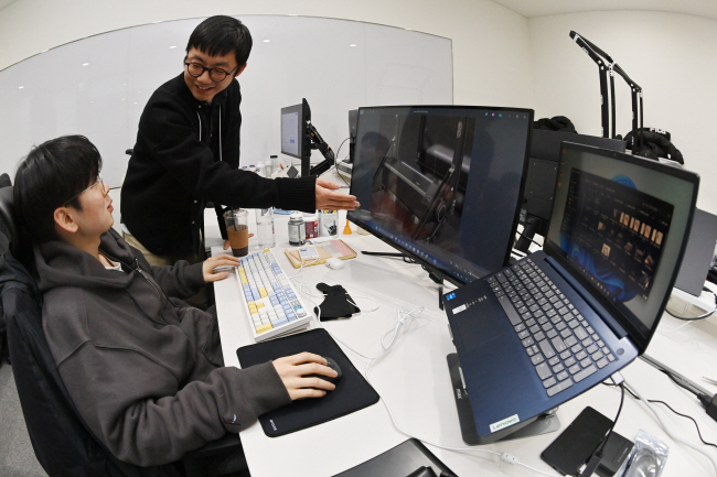 지난 7일 서울 강서구 LG사이언스파크 스타트업 전용 육성 공간 ‘슈퍼스타트 랩’에 입주한 스마트 운동 기계 제작 기업 ‘모티’ 사무실에서 방지원(오른쪽) 대표와 한상우 디자이너가 작업 중인 디자인 시안을 살펴보고 있다. 백동현 기자