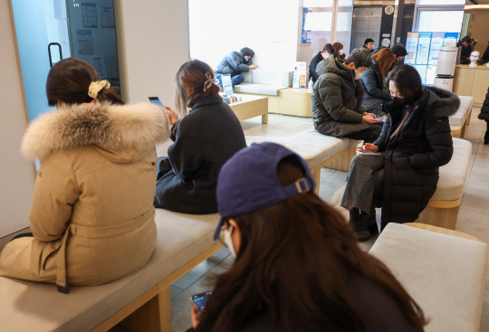 독감환자가 급증하고 있는 7일  서울 종로구 한 이비인후과에 점심시간을 이용해 진료를 받으러 온 직장인 등 환자들이 기다리고 있다. 뉴시스