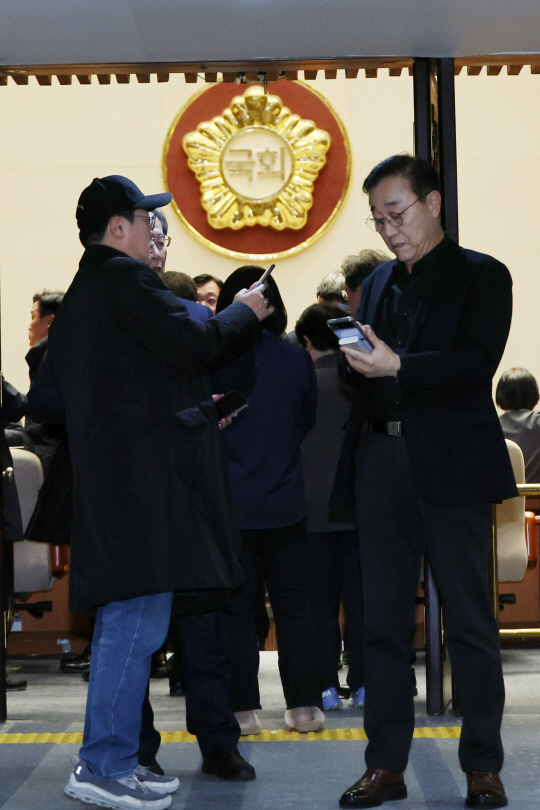 윤석열 대통령이 비상계엄을 선포한 지난달 3일 서울 여의도 국회 본관에 긴급소집된 의원들이 속속 도착하고 있다. 연합뉴스.