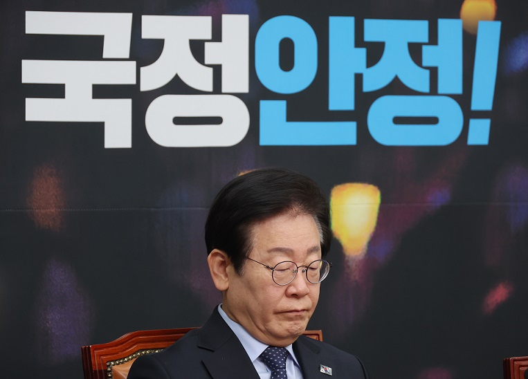 이재명 더불어민주당 대표가 10일 서울 여의도 국회에서 열린 최고위원회의에서 최고위원들의 발언 동안 생각에 잠겨 있다. 뉴시스