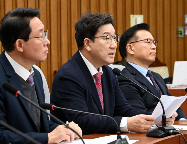 권성동(가운데) 국민의힘 원내대표가 10일 오전 국회에서 열린 원내대책회의에서 발언하고 있다.   곽성호 기자