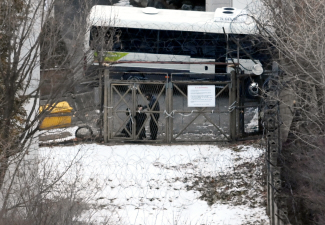 공조수사본부의 윤석열 대통령에 대한 체포영장 집행 2차 시도가 임박한 가운데 8일 오전 서울 용산구 한남동 대통령 관저로 이어지는 보조 출입문을 대통령 경호처 관계자들이 쇠사슬로 묶고 있다. 경호처는 관저 입구와 외벽에 원형 철조망도 새로 설치했다. 윤성호 기자