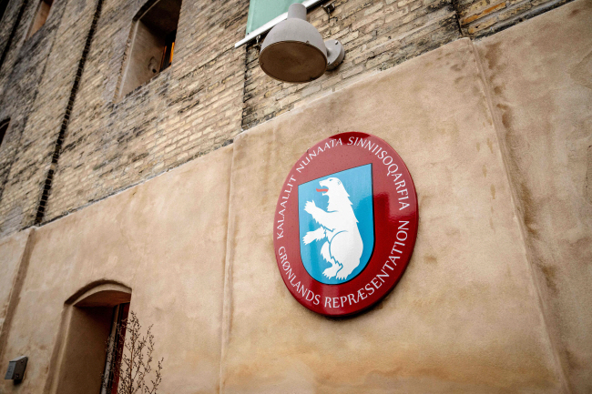 9일 덴마크 수도 코펜하겐에 위치한 그린란드 대표부 건물 외벽에 북극곰을 상징으로 사용하는 그린란드 문장이 걸려있다. 이날 메테 프레데릭센 덴마크 총리는 원내 정당 대표들과 그린란드를 지역구로 둔 의원들을 만나 도널드 트럼프 미국 대통령 당선인의 그린란드 언급과 관련한 긴급 논의를 가졌다. AFP 연합뉴스