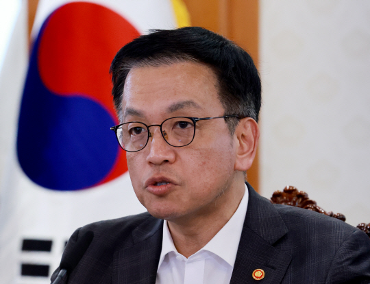 최상목 대통령 권한대행 부총리 겸 기획재정부 장관이 지난 10일 정부서울청사에서 열린 ‘주요 현안 해법회의(사회1 분야)’를 주재하며 발언하고 있다. 뉴시스
