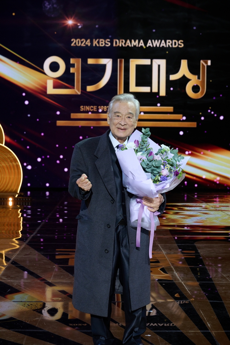 KBS 연기대상 수상한 배우 이순재. KBS 제공
