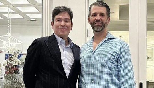 정용진(왼쪽) 신세계그룹 회장이 지난해 미국 출장 중 도널드 트럼프 미국 대통령 당선인의 장남 트럼프 주니어와 만난 뒤 자신의 SNS에 공개한 사진. 두 사람은 형제를 뜻하는 ‘브로(bro)’라고 서로를 부를 정도로 절친한 사이로 알려졌다. 정용진 회장 SNS 계정 갈무리