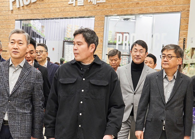오른쪽 사진은 정 회장이 창고형 대형 마트인 ‘이마트 트레이더스’를 계열사 주요 임원들과 둘러보는 모습. 신세계그룹 제공
