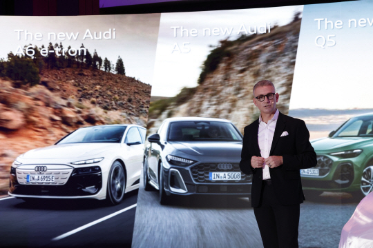 스티브 클로티 아우디코리아 대표는 13일 서울 중구 장충동 서울신라호텔에서 열린 신년 미디어 라운드 테이블에서 올해 사업 계획, 방향 등을 발표하고 있다. 아우디코리아 제공.