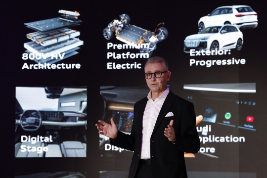 스티브 클로티 아우디코리아 대표는 13일 서울 중구 장충동 서울신라호텔에서 열린 신년 미디어 라운드 테이블에서 올해 사업 계획, 방향 등을 발표하고 있다. 아우디코리아 제공.