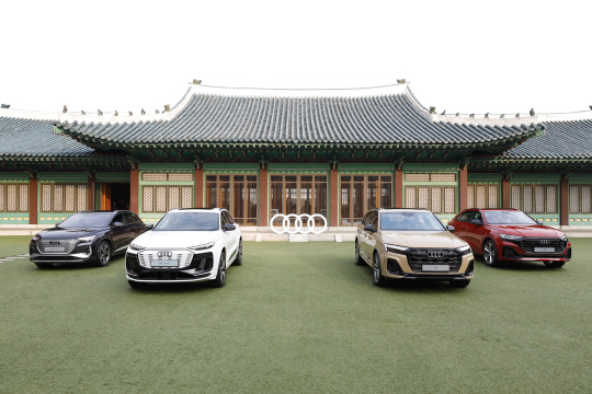 아우디코리아가 13일 올해 출시를 예고한 ‘더 뉴 아우디 Q6 e-트론’ 등 4개 차종을 서울 중구 장충동 서울신라호텔 영빈관 에메랄드홀 앞에 전시했다. 아우디코리아 제공.