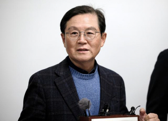 윤석열 대통령 변호인단의 윤갑근 변호사가 지난 8일 서울 서초구 한국컨퍼런스센터에서 개최한 간담회에서 발언하고 있다. 뉴시스