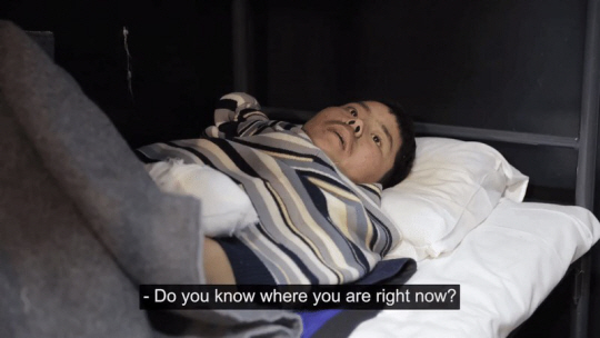 볼로디미르 젤렌스키 우크라이나 대통령이 12일 공개한 트위터 영상에서 북한 병사가 심문을 받고 있다. 젤렌스키 엑스 캡처.