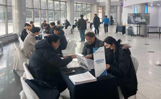 경기 수원시 영통구 이의동 경기도경제과학진흥원(경과원) 1층 로비에서 중소기업 지원 설명회가 열리고 있다. 경과원 제공