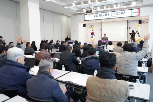 13일 경기 광주시 송정동 광주시청사에서 방세환 광주시장이 ‘2025년 신년 기자회견’을 열고 올해 시정 비전을 기자들에게 알리고 있다. 광주시청 제공