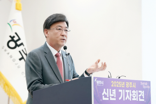 방세환 경기 광주시장이 13일 광주시 송정동 광주시청에서 열린 신년 기자회견에서 ‘3대가 행복한 그린도시’라는 신년 시정 방침을 설명하고 있다. 광주시청 제공