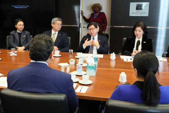 지난 10일 박형준 부산시장이 브루스 해럴 시애틀 시장과 대화를 나눴다. 부산시청 제공