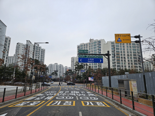 어린이보호구역이 확대지정된 강솔초 앞 도로.강동구청 제공