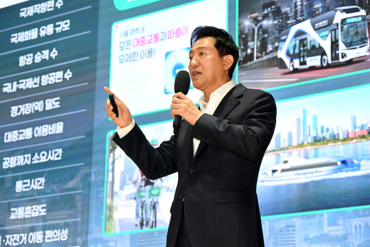 오세훈 서울시장이 10일 서울시청에서 열린 2025년 직원 조례에서 지난해 성과와 올해 시정 운영 방향에 대해 강연하고 있다.연합뉴스