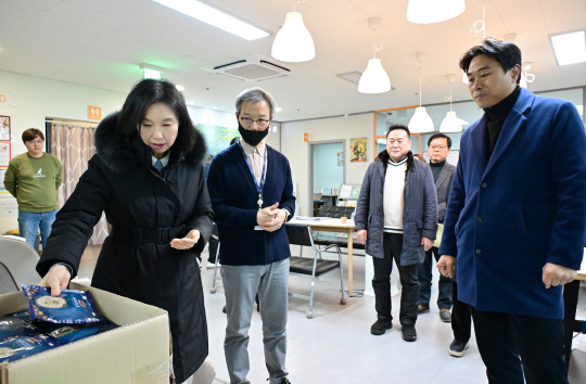 최호정(왼쪽 첫 번째) 서울시의회 의장이 지난 10일 서울이동노동자 합정쉼터 시설을 둘러보고 있다. 서울시의회 제공