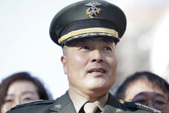 박정훈(대령) 전 해병대 수사단장이 지난 9일 서울 용산구 군사법원에서 열린 선고 공판에서 무죄를 선고받은 뒤 기자회견에 참석해 있다. 뉴시스 제공