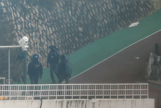 고위공직자범죄수사처(공수처)가 윤석열 대통령에 대한 체포영장을 재발부받은 지 일주일을 맞은 13일 오전 서울 용산구 한남동 대통령 관저에서 경호처 대테러과 소속 공격대응팀으로 추정되는 직원들이 순찰하고 있다. 연합뉴스