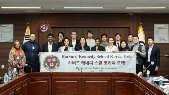 통일부가 13일 개최한 미국 하버드대 학생 방한단 대상 통일·대북정책 설명회 뒤 참가자들이 기념사진을 찍고 있다. 통일부 제공