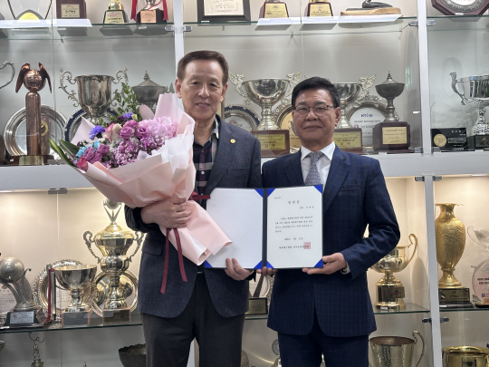 오한남(왼쪽) 대한배구협회장은 11일 제41대 회장 선거에 단독 출마해 선거 운영위원회로부터 당선증을 받았다. 대한배구협회 제공