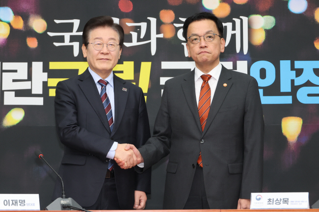 최상목 대통령 권한대행 부총리 겸 기획재정부 장관과 이재명(왼쪽) 더불어민주당 대표가 13일 오전 국회에서 면담하기 전 악수하고 있다. 국회사진기자단