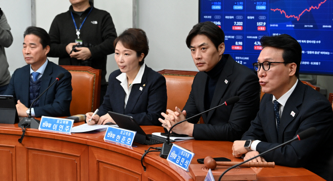 김민석(오른쪽) 더불어민주당 최고위원이 13일 오전 국회에서 열린 최고위원회의에서 발언하고 있다. 곽성호 기자