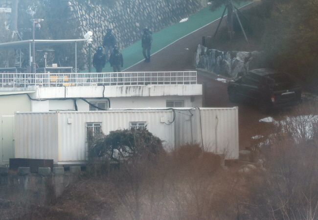 13일 오전 서울 용산구 한남동 대통령 관저에서 대통령경호처 대테러과 직원들로 추정되는 인사들이 경내를 순찰하고 있다. 연합뉴스