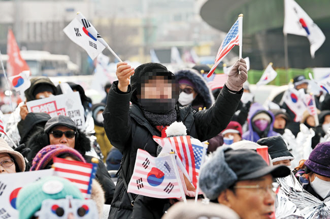 12·3 비상계엄 사태와 관련 내란 등 혐의를 받는 윤석열 대통령에 대한 체포영장 2차 집행 시도가 임박한 가운데 13일 오전 서울 용산구 한남동 대통령 관저 인근에서 윤 대통령을 지지하는 보수단체 회원들이 “탄핵 반대” 등 구호를 외치고 있다. 백동현 기자