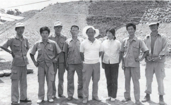 1973년 천마총 발굴을 맡았던 고 김정기(왼쪽 다섯 번째) 미추왕릉지구 조사단장과 단원들.   국가유산청 제공