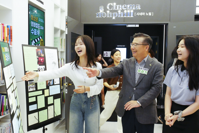 류경기(가운데) 중랑구청장이 지난해 9월 중랑양원미디어센터에서 청소년 영화캠프에 참가한 학생들과 영화 제작 과정을 살펴보고 있다. 류 구청장은 13일 문화일보 인터뷰에서 “서로 화합하여 행복하고 따뜻한 공동체로 향하는 중랑을 만들어 가겠다”고 강조했다.  중랑구청 제공