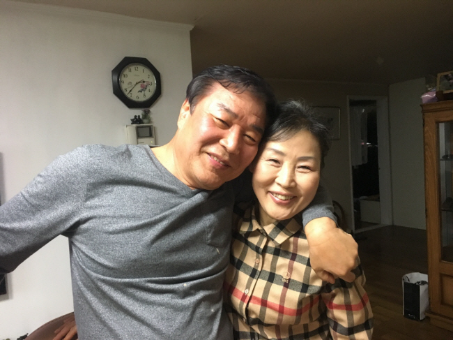 한때 ‘약발을 받는다’는 소식을 들은 뒤 아내(오른쪽)의 병이 나아지리라는 기대로 우리 부부가 서로 얼싸안고 좋아하던 모습.