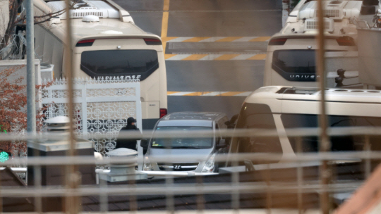 14일 서울 용산구 한남동 대통령 관저에서 차량이 드나들고 있다. 연합뉴스