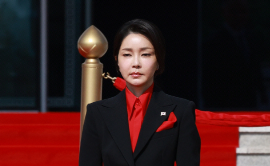 윤석열 대통령 부인 김건희 여사가 지난해 10월 24일 서울 용산 대통령실 청사에서 열린 국빈 방한 공식환영식에 안제이 두다 폴란드 대통령 부인 아가타 콘하우저-두다 여사와 자리하고 있다. 뉴시스