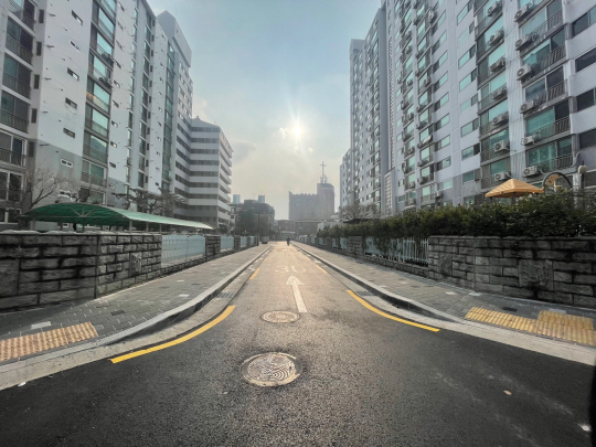 서울 광진구가 뚝섬로 40길 보도 폭을 넓혀 보행환경을 개선했다. 광진구청 제공