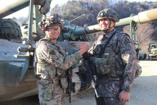 육군3보병사단 혜산진여단 장병과 미2사단／한미연합사단 장병이 지난해 말 진행된 ‘한미 연합 과학화전투훈련단’ 훈련에서 손을 맞잡으며 격려하고 있다.국방일보 제공