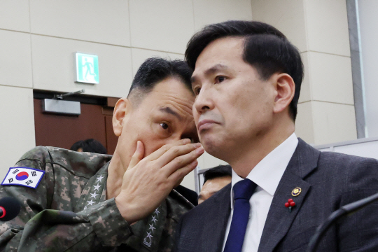 김선호(오른쪽) 국방부 장관 직무대행(차관)이 14일 오전 서울 여의도 국회에서 열린 윤석열 정부의 비상계엄 선포를 통한 내란 혐의 진상규명 국정조사 특별위원회 제3차 전체회의에서 김명수 합참의장과 대화하고 있다. 뉴시스 제공