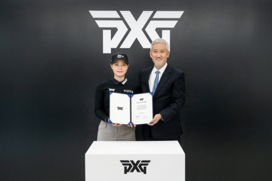 KLPGA 임희정과 신재호 로저나인 회장이 13일 PXG어패럴과 후원 계약을 체결한 뒤 기념 사진을 찍고 있다. 로저나인 제공