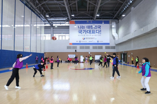 대한장애인체육회는 13일부터 경기 이천선수촌에서 전국의 초·중등 체육교사 및 특수교사 250명을 대상으로 2024년 장애학생 통합체육 지도 역량강화 연수를 진행한다. 사진은 프로그램을 실습하는 참가 교사의 모습. 대한장애인체육회 제공