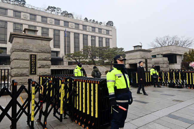 윤석열 대통령 탄핵심판 첫 변론기일인 14일 오전 서울 종로구 헌법재판소 정문에 경찰이 경계 근무를 서고 있다.  문호남 기자
