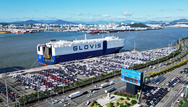 현대차·기아가 지난해 친환경차 수출 역대 최다 실적을 경신했다고 14일 밝혔다. 사진은 현대차 울산공장 수출선적 부두의 모습. 현대차 제공