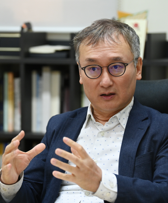 양희동 한국경영학회 차기 회장이 지난 7일 서울 서대문구 이화여대에서 진행된 문화일보와의 인터뷰에서 산업부총리제 도입 필요성 등에 대해 설명하고 있다. 박윤슬 기자
