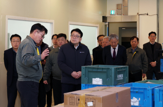 최남호(앞줄 왼쪽 두 번째) 산업통상자원부 2차관이 15일 경기도 안산시 비츠로이엠에서 업체 운영 현황 및 수출 현안을 점검하고 있다. 산업통상자원부 제공