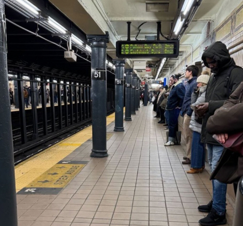 지하철 승강장 벽에 붙어 열차를 기다리는 뉴욕 시민들. X 캡처