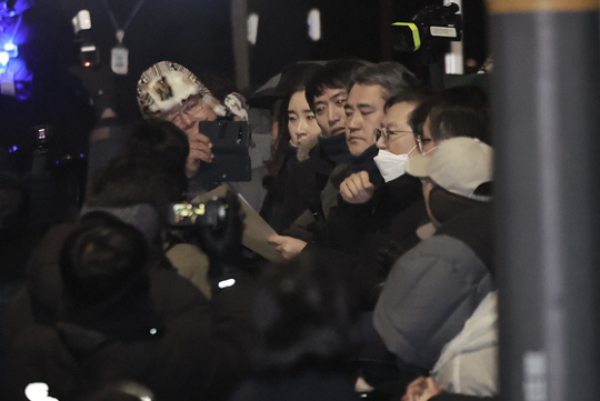 15일 서울 용산구 대통령 관저 앞에서 윤갑근 변호사가 경찰과 대치하고 있다. 뉴시스